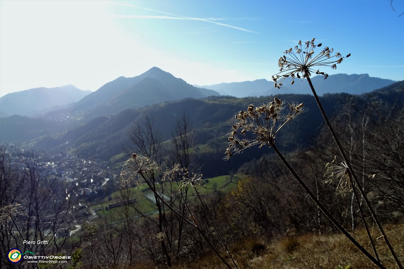 11 Vista in controluce su Serina e il Monte Gioco.JPG